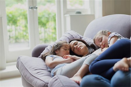 Serene mother and daughters napping on living room sofa Photographie de stock - Premium Libres de Droits, Code: 6113-08321582