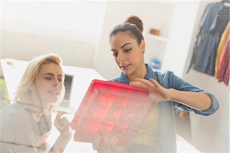 simsearch:6113-09005182,k - Innovative young businesswomen examining prototype Foto de stock - Sin royalties Premium, Código: 6113-08568559