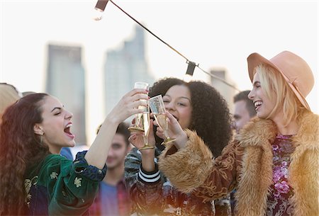 simsearch:614-07486947,k - Enthusiastic young women toasting champagne glasses at rooftop party Foto de stock - Sin royalties Premium, Código: 6113-08568521