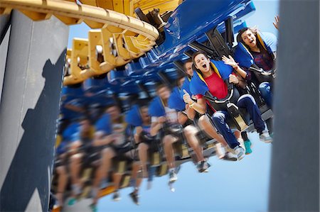 Young man screaming on amusement park ride Foto de stock - Sin royalties Premium, Código: 6113-08521317