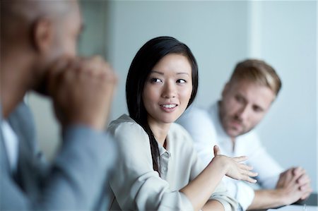 face to face man or woman - Businesswoman gesturing and talking in meeting Photographie de stock - Premium Libres de Droits, Code: 6113-08521455