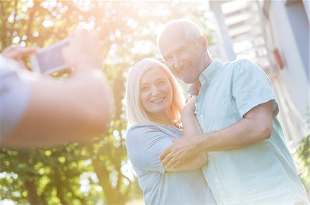 simsearch:6113-06498180,k - Man photographing senior couple outdoors Stock Photo - Premium Royalty-Free, Code: 6113-08521515