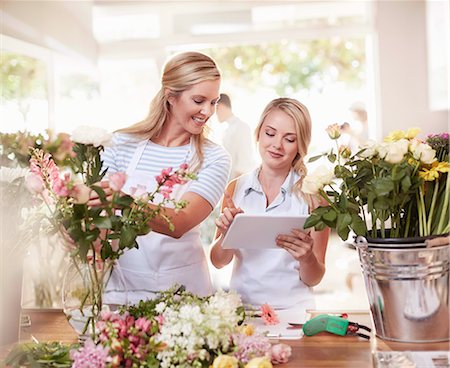 simsearch:6118-08202525,k - Florists with digital tablet arranging bouquet in flower shop Stock Photo - Premium Royalty-Free, Code: 6113-08536181