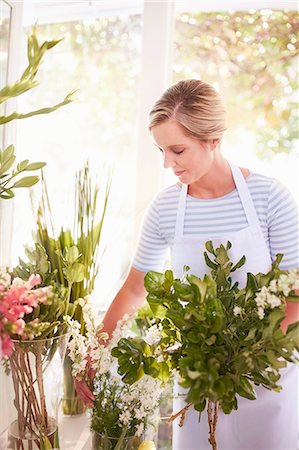 flower arrangement for women - Florist arranging bouquet in flower shop Stock Photo - Premium Royalty-Free, Code: 6113-08536197