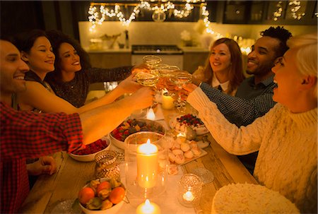 dinner table family - Friends toasting champagne glasses at candlelight table Foto de stock - Sin royalties Premium, Código: 6113-08659543