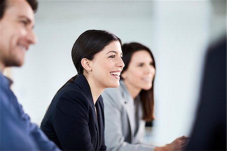 relate (co-workers) - Smiling businesswoman listening in meeting Photographie de stock - Premium Libres de Droits, Code: 6113-08659628