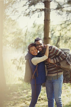 simsearch:6113-06754093,k - Portrait smiling couple with backpacks hiking in woods Foto de stock - Sin royalties Premium, Código: 6113-08743571