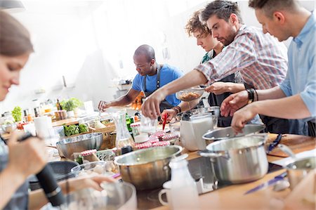 preparing food - Male students in cooking class kitchen Foto de stock - Sin royalties Premium, Código: 6113-08743643