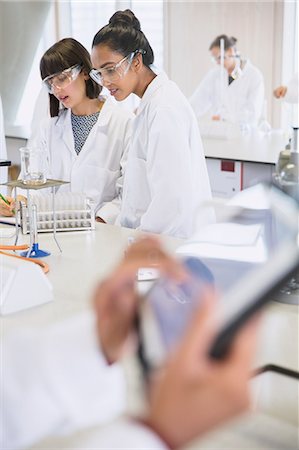 simsearch:649-07118442,k - College students conducting scientific experiment in science laboratory classroom Stock Photo - Premium Royalty-Free, Code: 6113-08769687