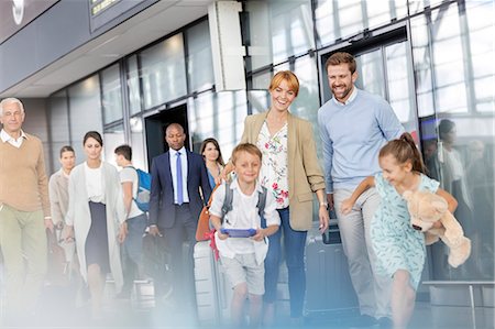 Family walking and running in airport concourse Foto de stock - Sin royalties Premium, Código: 6113-08784195