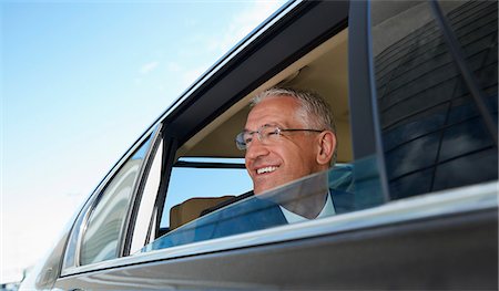 simsearch:614-06625108,k - Smiling businessman looking out town car window Foto de stock - Sin royalties Premium, Código: 6113-08784300