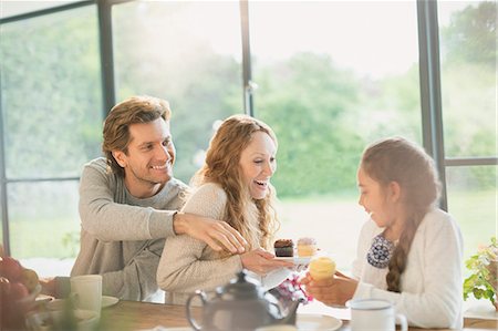 simsearch:673-06964589,k - Playful family eating cupcakes at table Stock Photo - Premium Royalty-Free, Code: 6113-08722042