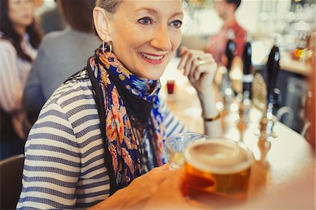 Senior woman drinking beer at bar Foto de stock - Sin royalties Premium, Código: 6113-08882621