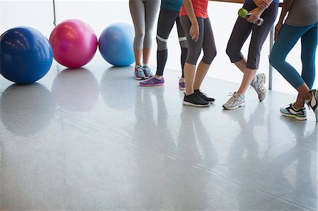 simsearch:614-07194719,k - Legs of women and fitness balls in exercise class gym studio Foto de stock - Sin royalties Premium, Código: 6113-08805372