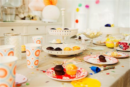 Cupcakes and decorations on birthday party table Foto de stock - Sin royalties Premium, Código: 6113-08805641
