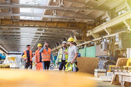 pausa - Steel workers walking and talking in factory Fotografie stock - Premium Royalty-Free, Codice: 6113-08805614