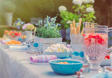 Strawberry water and desserts on garden party patio table Foto de stock - Sin royalties Premium, Código: 6113-08805700