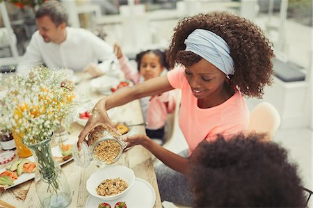 simsearch:6113-07147647,k - Mother pouring granola cereal for daughter at breakfast table Stock Photo - Premium Royalty-Free, Code: 6113-08943583