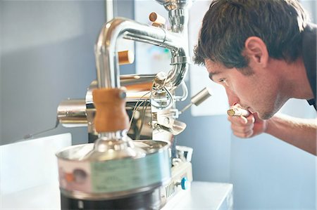 Male coffee roaster smelling, testing coffee Photographie de stock - Premium Libres de Droits, Code: 6113-08943853