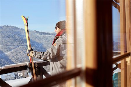 simsearch:649-06532763,k - Male skier with skis on sunny cabin balcony Photographie de stock - Premium Libres de Droits, Code: 6113-08947423