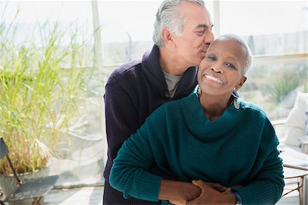 simsearch:6113-07543664,k - Portrait affectionate senior couple hugging and kissing Photographie de stock - Premium Libres de Droits, Code: 6113-08985762
