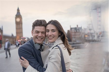simsearch:6108-06166561,k - Portrait smiling couple tourists hugging in front of Big Ben, London, UK Foto de stock - Sin royalties Premium, Código: 6113-08986017