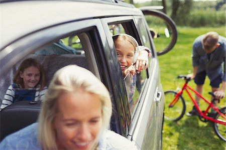 simsearch:6113-06754093,k - Portrait smiling girl with family inside car Foto de stock - Sin royalties Premium, Código: 6113-08909864