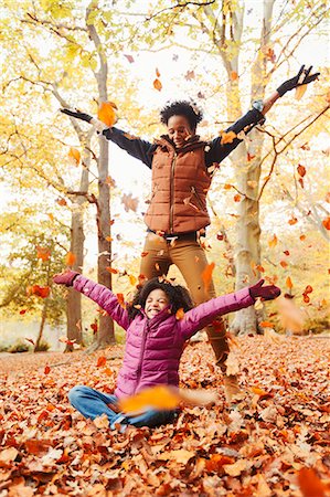 simsearch:6113-07146985,k - Playful mother and daughter throwing autumn leaves in park Foto de stock - Sin royalties Premium, Código: 6113-08910154