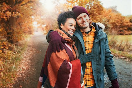 simsearch:6108-06166423,k - Smiling, affectionate couple hugging in autumn park Foto de stock - Sin royalties Premium, Código: 6113-08910187