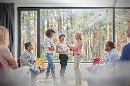 Women standing and talking in group therapy session Foto de stock - Sin royalties Premium, Código: 6113-09058808