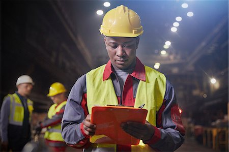 simsearch:6113-08393850,k - Steelworker with clipboard working in steel mill Photographie de stock - Premium Libres de Droits, Code: 6113-09059050