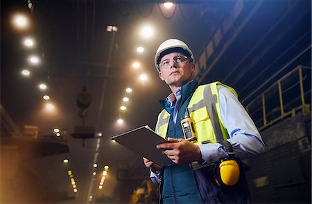 simsearch:6113-08393850,k - Serious steelworker supervisor with clipboard in steel mill Photographie de stock - Premium Libres de Droits, Code: 6113-09059067