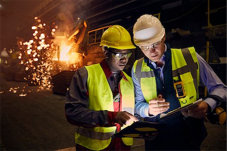 da 35 a 39 anni - Steelworkers using digital tablets in steel mill Fotografie stock - Premium Royalty-Free, Codice: 6113-09059065