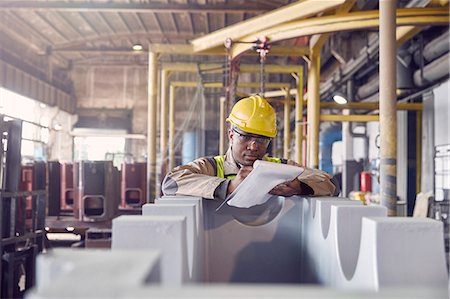 simsearch:6113-08393850,k - Steelworker with clipboard in steel mill Photographie de stock - Premium Libres de Droits, Code: 6113-09059089