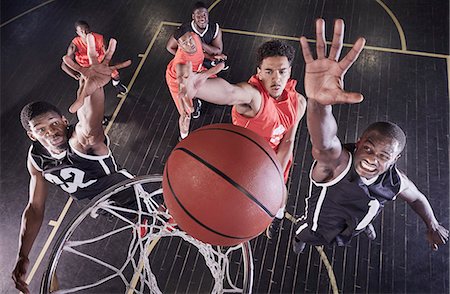 Overhead view young male basketball players jumping to rebound basketball at net on basketball court Photographie de stock - Premium Libres de Droits, Code: 6113-09005120