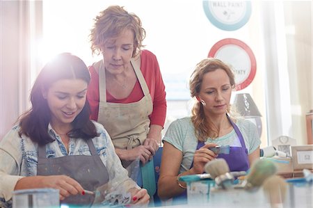 Female instructor watching students painting in art class workshop Foto de stock - Sin royalties Premium, Código: 6113-09005295