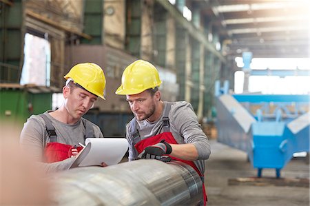 simsearch:6113-08393850,k - Male workers with clipboard in factory Photographie de stock - Premium Libres de Droits, Code: 6113-09027500