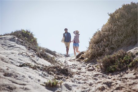 simsearch:632-05845211,k - Couple walking on sunny summer beach path Stock Photo - Premium Royalty-Free, Code: 6113-09027698