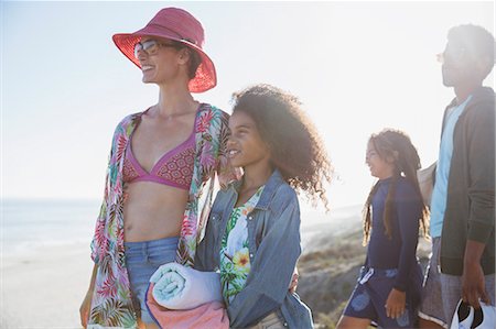 simsearch:632-05845211,k - Smiling mother and daughter looking away on sunny summer beach Stock Photo - Premium Royalty-Free, Code: 6113-09027754