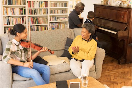 simsearch:649-06716505,k - Grandparents and grandchildren playing piano and violin in living room Stock Photo - Premium Royalty-Free, Code: 6113-09157637