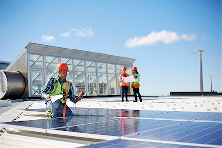 simsearch:693-03643971,k - Engineer testing solar panels at sunny power plant Stock Photo - Premium Royalty-Free, Code: 6113-09157780