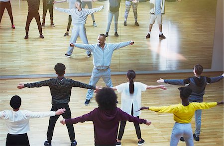 simsearch:649-07063753,k - Male instructor leading dance class in studio Stock Photo - Premium Royalty-Free, Code: 6113-09157879
