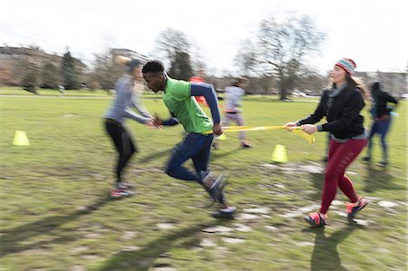 People racing, doing team building exercise in sunny park Photographie de stock - Premium Libres de Droits, Code: 6113-09160192