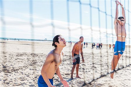 simsearch:632-01161489,k - Men playing beach volleyball on sunny beach Foto de stock - Sin royalties Premium, Código: 6113-09168353