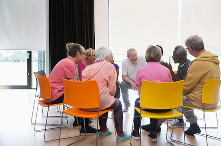 Active seniors talking in circle in community center Foto de stock - Sin royalties Premium, Código: 6113-09178659