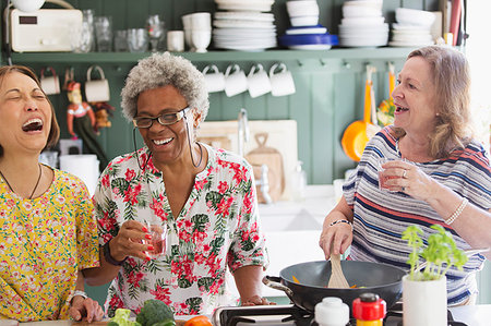 Happy active senior women cooking in kitchen Photographie de stock - Premium Libres de Droits, Code: 6113-09191977