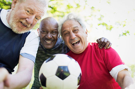 simsearch:6113-07146985,k - Portrait active senior men friends playing soccer Foto de stock - Sin royalties Premium, Código: 6113-09199845