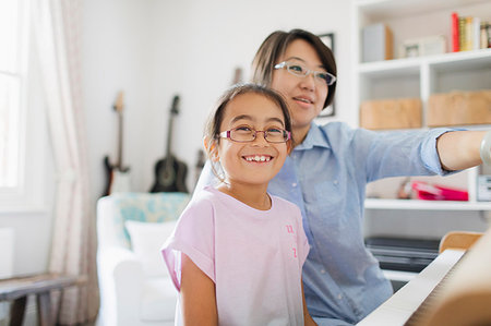 simsearch:628-07072734,k - Mother and daughter playing piano Stock Photo - Premium Royalty-Free, Code: 6113-09199916
