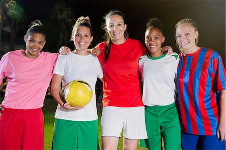 simsearch:858-05604961,k - Portrait smiling, confident young female soccer team with ball Photographie de stock - Premium Libres de Droits, Code: 6113-09111861
