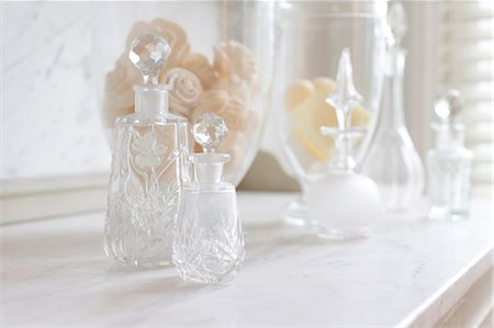 simsearch:6113-06898734,k - Crystal perfume bottles on white, luxury marble counter Photographie de stock - Premium Libres de Droits, Code: 6113-09111889